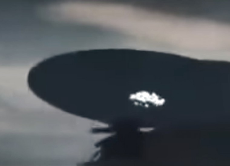 Una gigantesca nave extraterrestre aterroriza a los habitantes de Malasia
