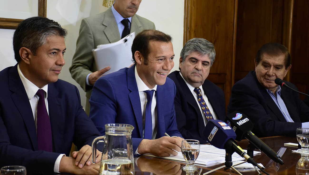 Neuquén 17-10-2016...El Gobernador Omar Gutierrez Firmó conven