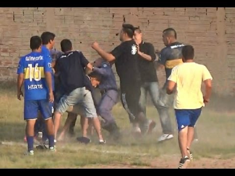 Brutal paliza de los hinchas a un árbitro y policías
