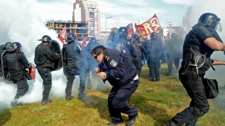 policia-marcha-neuquen