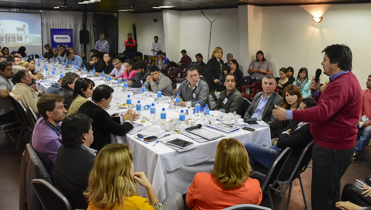 web-primera-el-ministro-mariano-gaido-se-reunio-con-vecinalistas-para-avanzar-en-la-desconcentracion-administrativa_sip1278-1