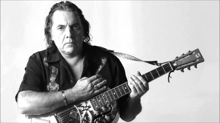 Artistas callejeros homenajearon a Pappo por el día de la música