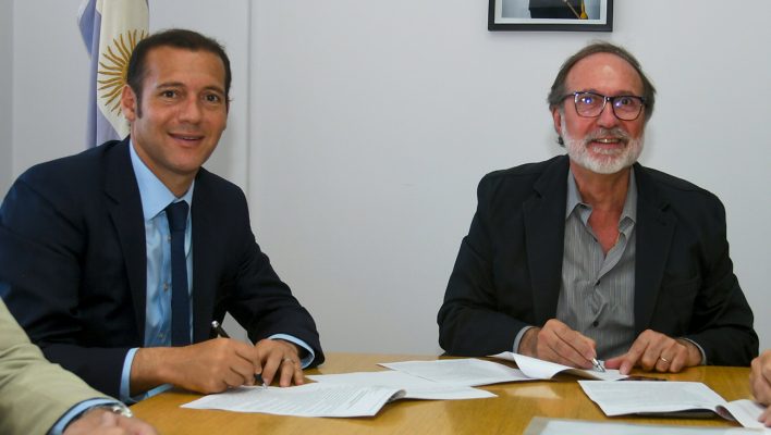 web-bs-as-20-12-2016-gobernador-omar-gutierrez-firma-contrato-por-obra-colectora-cloacal-oeste-2_103524-708x400