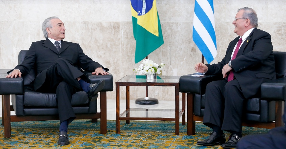 funcionarios Kyriakos Amiridis junto al presidente de Brasil, Michel Temer.