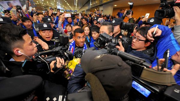 Carlos-Tevez-llega-China-1920-4-1024x575