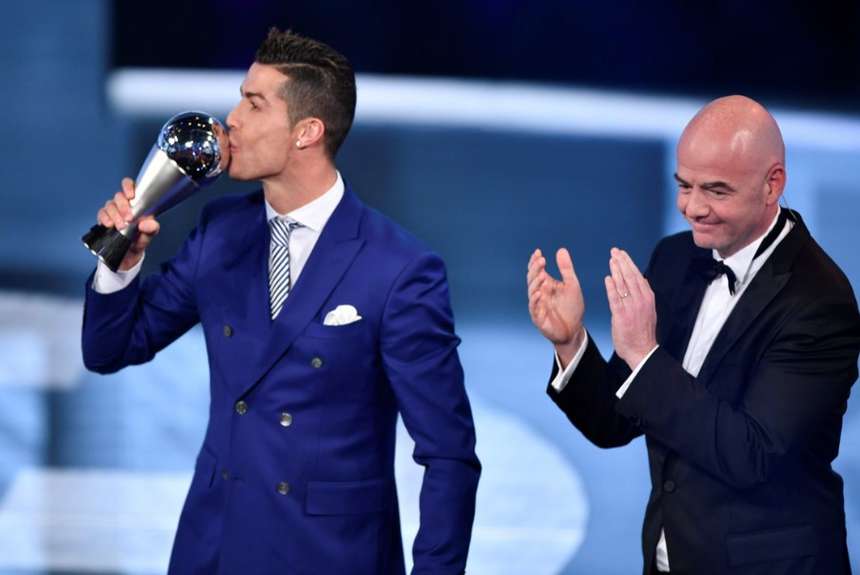 cristiano-recibio-premio-infantino-afp_oleima20170109_0230_28