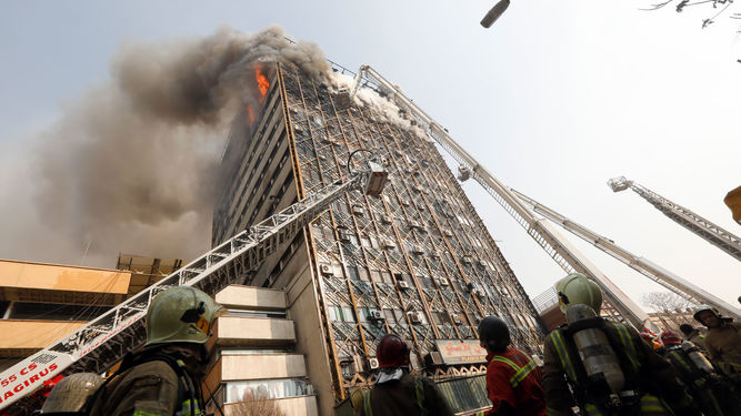 Se derrumbó un edificio en llamas en Irán