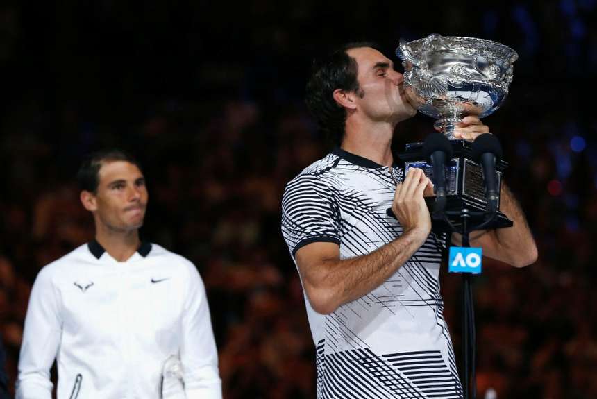 Rafa-observa-Roger-trofeo-Australia_OLEIMA20170129_0097_28