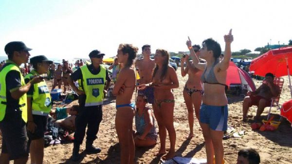 Echan de la playa a tres mujeres por hacer topless