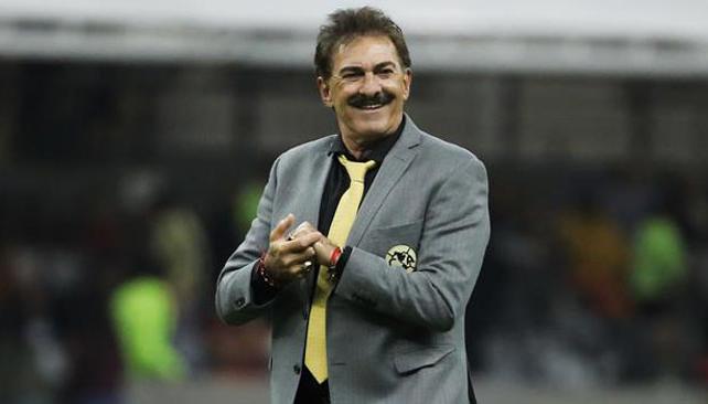 La Volpe se metió en el campo y derribó a un rival en el clásico mexicano
