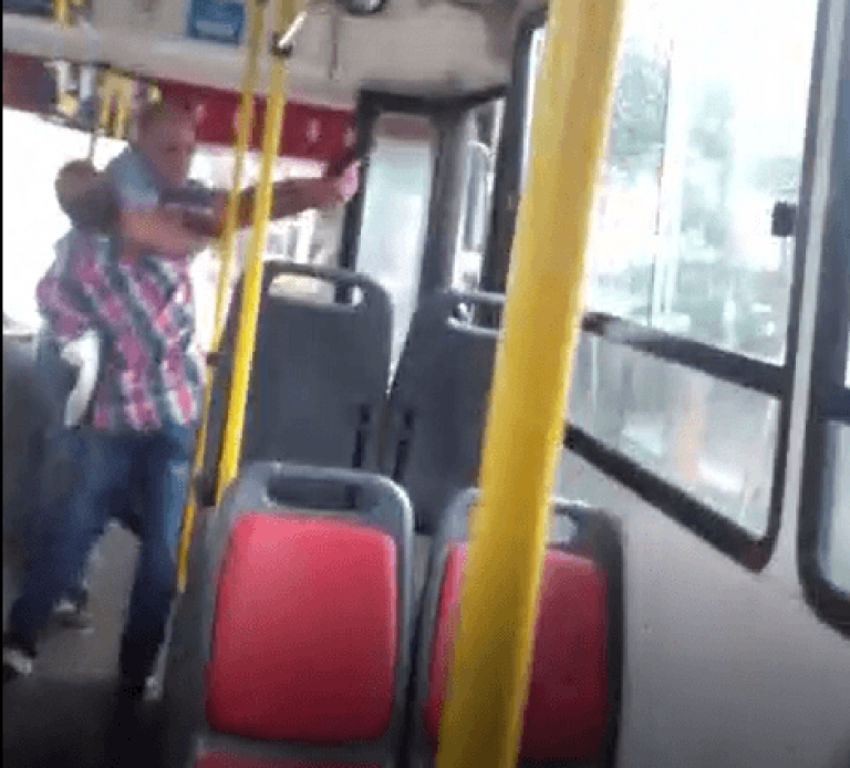 Molesto, un pasajero sacó un arma en un colectivo en Buenos Aires