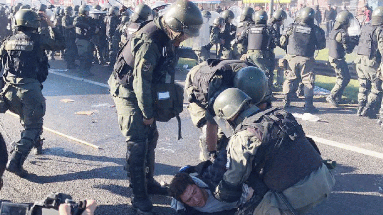 Buenos Aires: Gendarmería reprimió a los manifestantes sobre la Panamericana