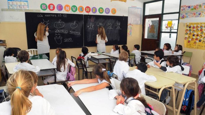 Escuela-alumnos-maestro-clases-generica-1920