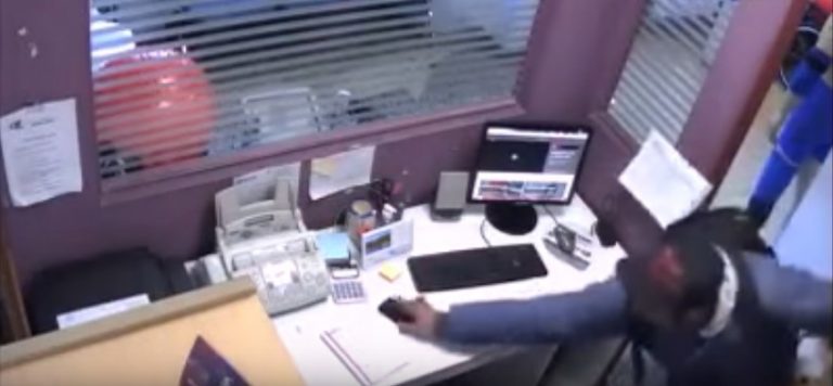 Al pan, pan: Vendedor robó un celular y quedó filmado por las cámaras de seguridad