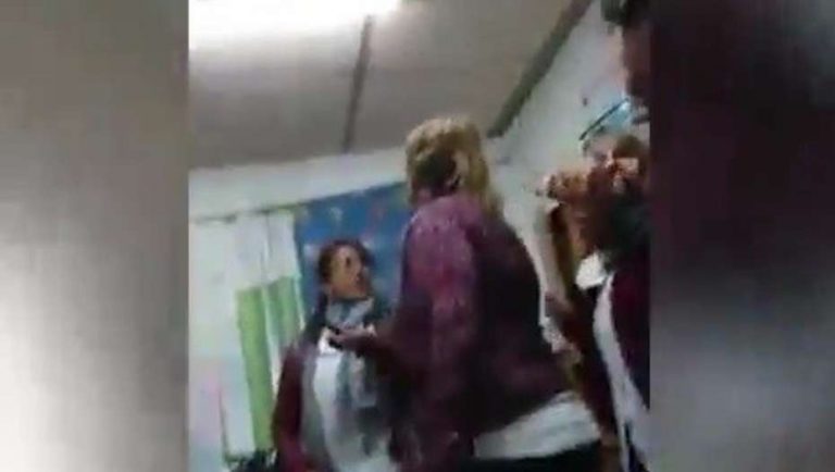 Indignante: Una madre fue grabada insultando y agrediendo a la docente de su hijo
