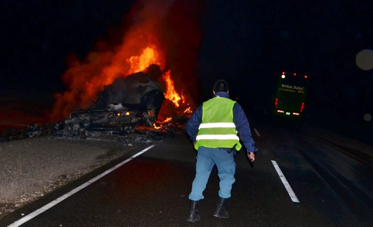 Se incendió un camión en la Ruta 237 cerca de El Chocón