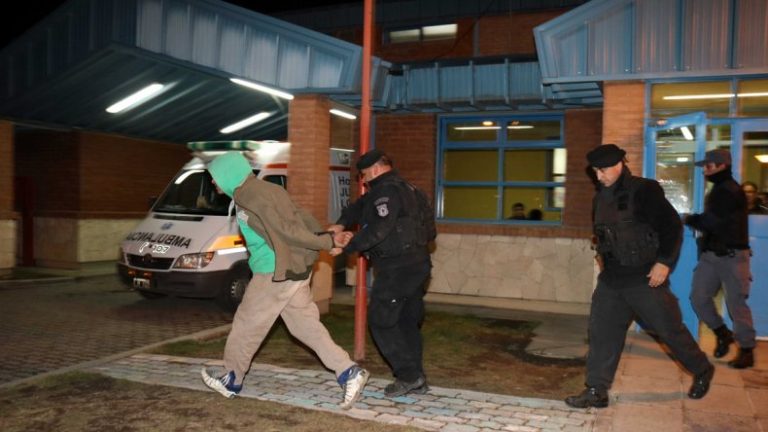 Malvivientes robaron en un mercado y a la salida se pelaron con la policía
