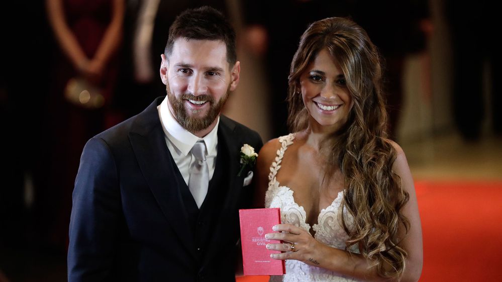 Messi-y-Antonella-Roccuzzo-casamiento-libreta-1920