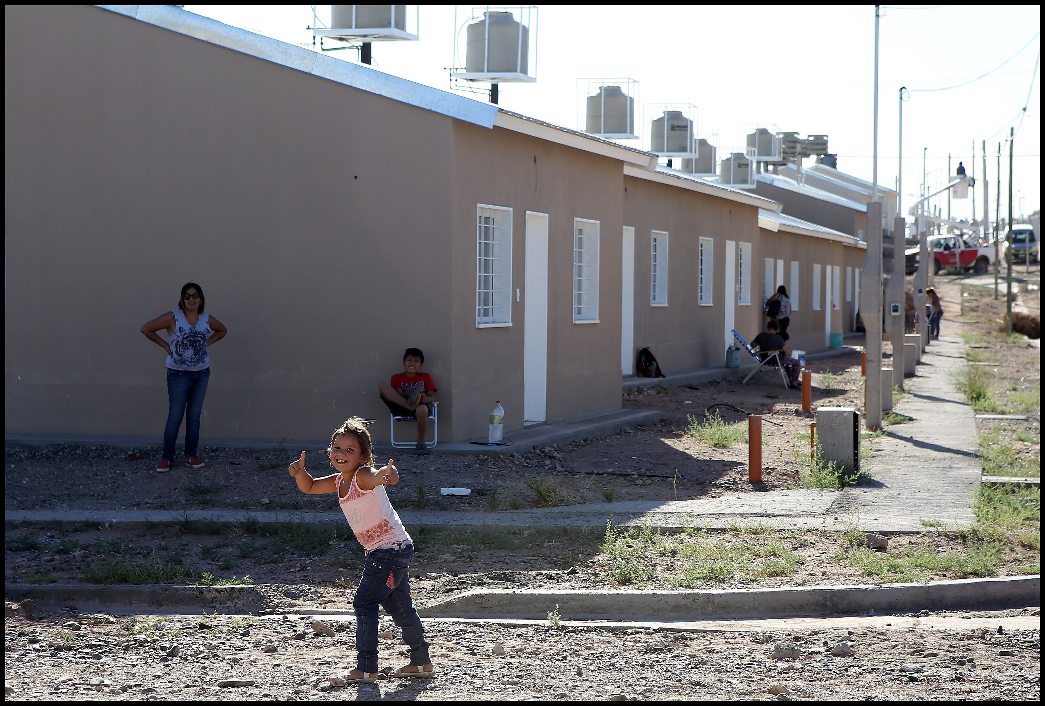 Neuquen-25-Febrero-2016...-El-gobernador-Omar-Gutiérrez-inauguro-las-483-vivienda-de-cuenca-16...._3110