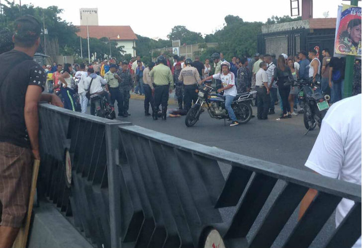 colectivos-chavistas-atacaron-un-centro-de-votacion
