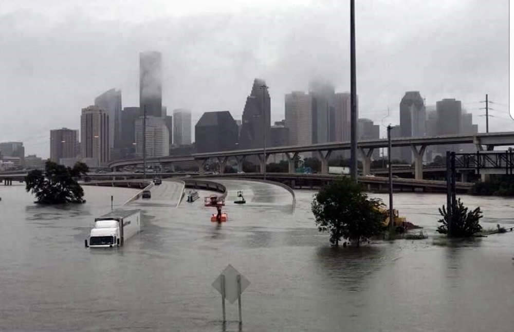2Paralizan inundaciones históricas a Houston