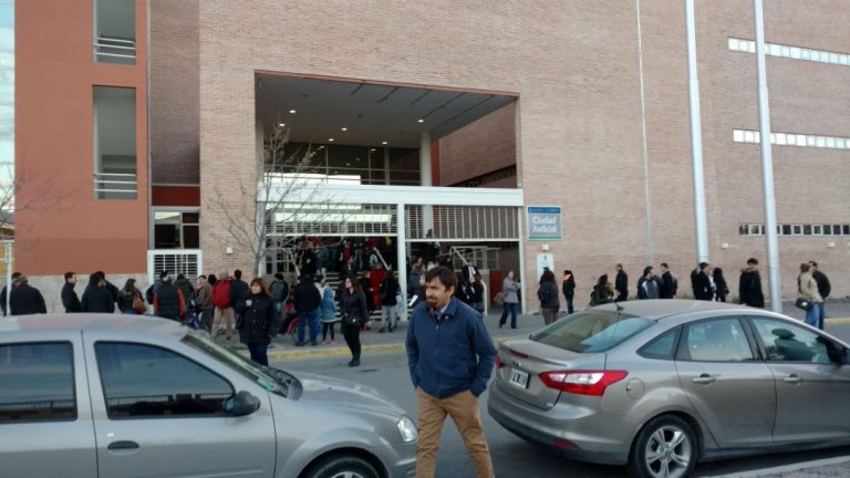 Roca: Evacuaron la Ciudad Judicial por amenaza de bomba