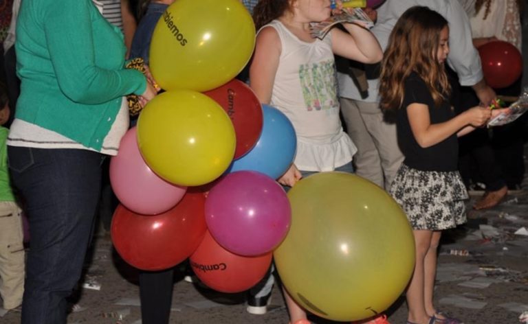 Formosa: Policía le pidió a una nena que desinfle un globo de Cambiemos