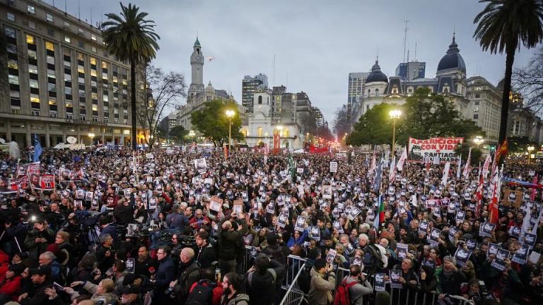 Masiva marcha en la Plaza de Mayo por la desaparición de Santiago Maldonado