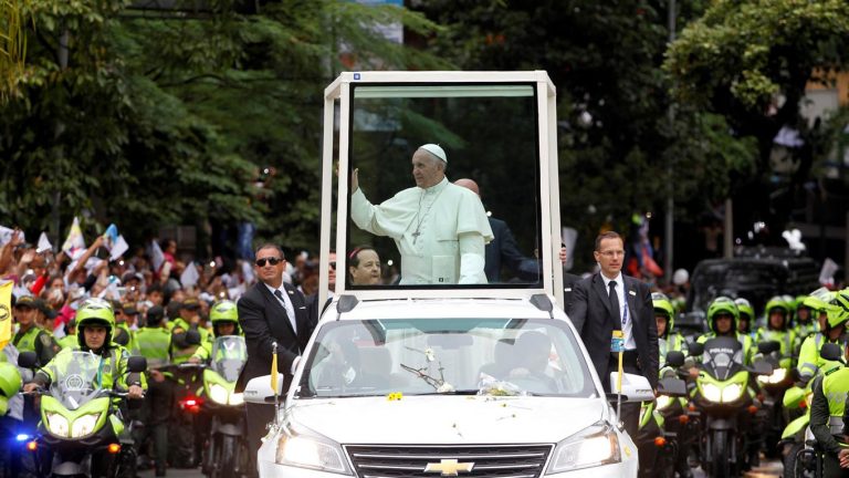 Viral: El papa Francisco se golpeó la cabeza en Cartagena