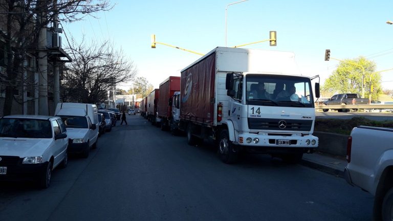 Camioneros de la empresa Coca Cola bloquean los accesos a la empresa