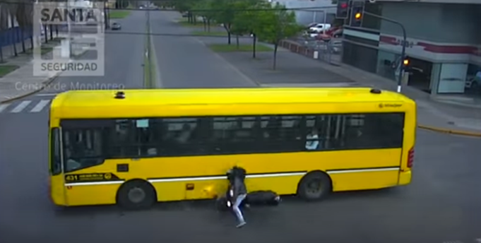 Impactante choque de una moto con un colectivo en Rosario