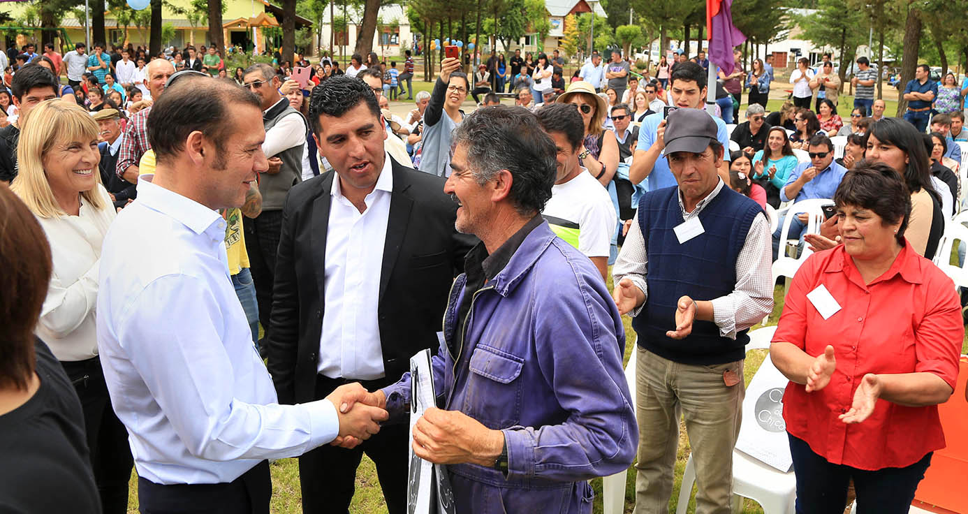 WEB-CABEZA-Gobernador-Aniv-Varvarco-entrega-de-presentes-vecinos_8466