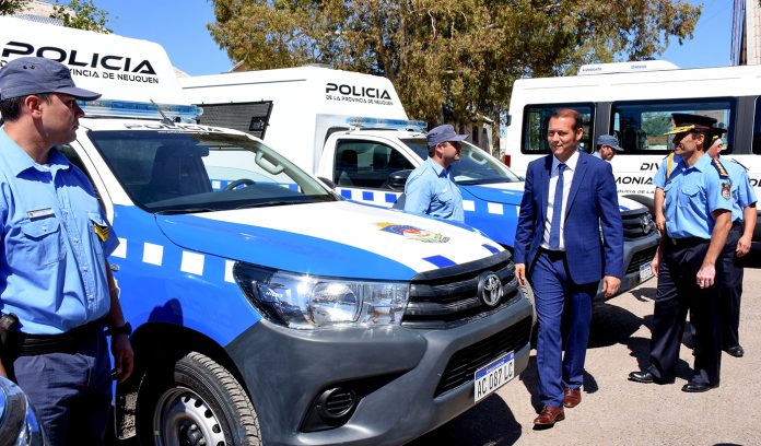 WEB-PRIMERA-ENTREGA-DE-VEHICULOS-A-POLICIA_1852-copia-696x408