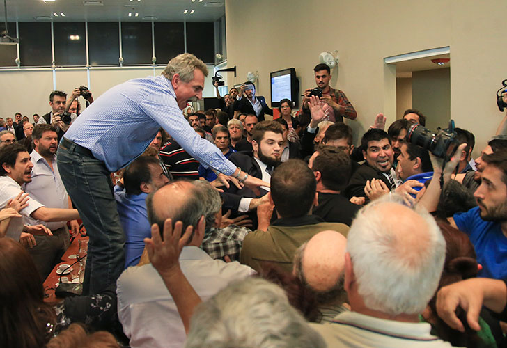 agustin-rossi-congreso-incidentes-01-02