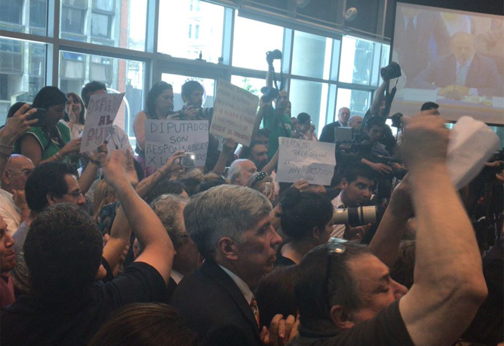 manifestantes-intentaron-ingresar-a-la-sala-donde-debatia-la-comision-de-presupuesto