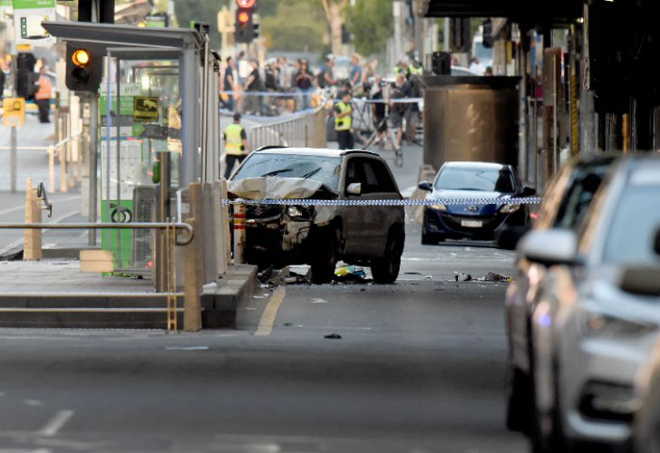 un-auto-embistio-a-peatones-en-una-concurrida-interseccion-en-melbourne-01