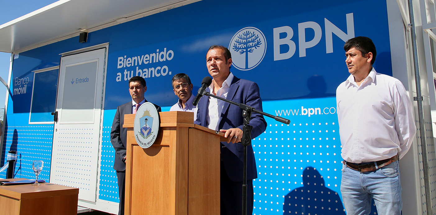 WEB-PRIMERA-Gobernador-entrega-de-banco-movil_8645