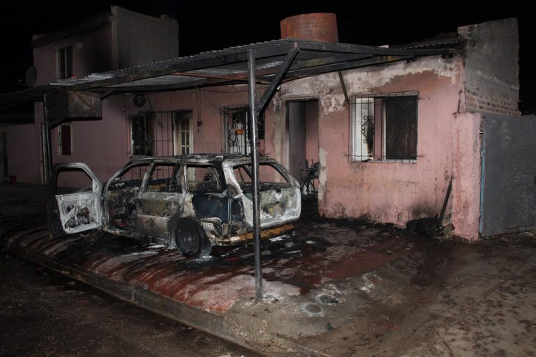 Se incendió un auto estacionado y el fuego se propagó a tres departamentos