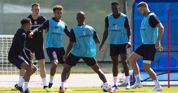 725530-600-338 La selección de Inglaterra, entrenando antes del debut.