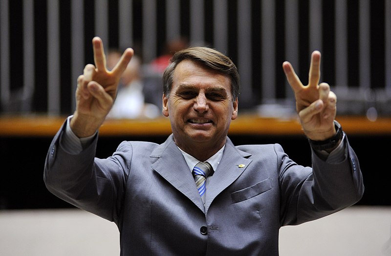 800px-Jair_Bolsonaro_paz_e_amor