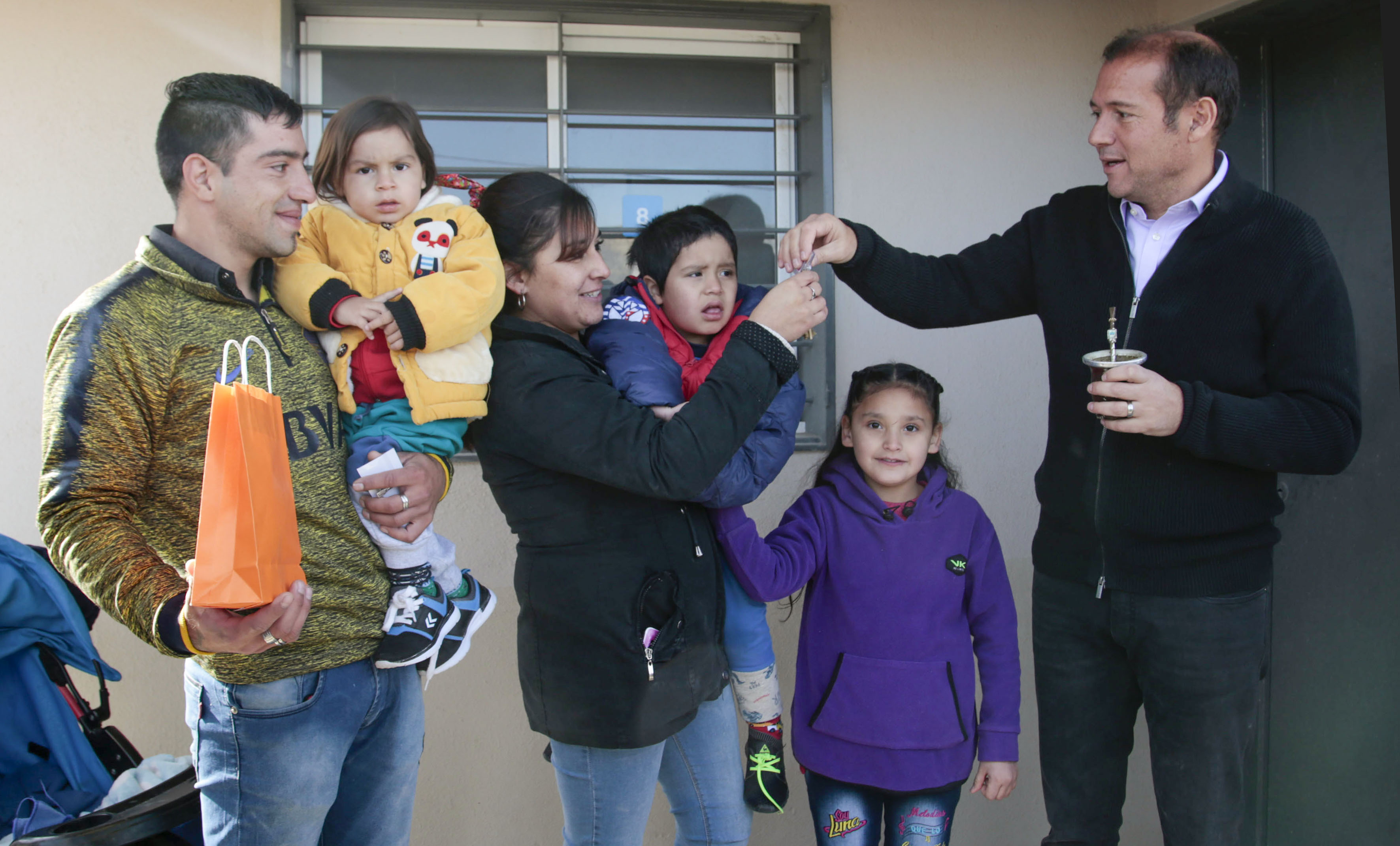 30-04-2019 El gobernador entregó 178 viviendas en Chos Malal
