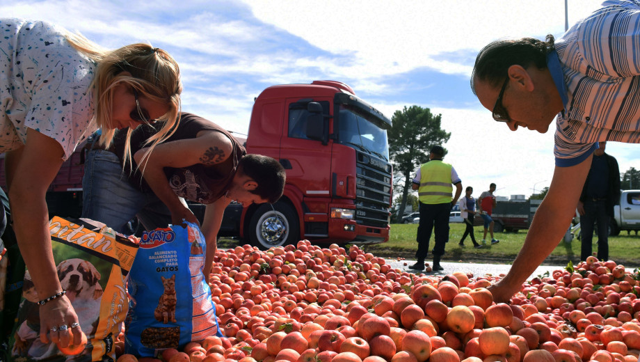 Productores tiraron fruta en la rotonda que une Cipolletti y nqn