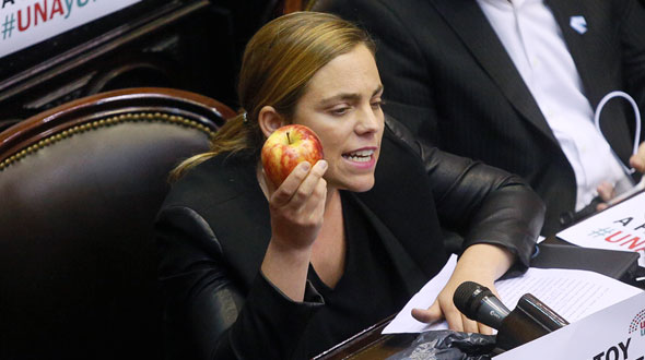 Maria-Emilia-Soria-sostiene-manzana