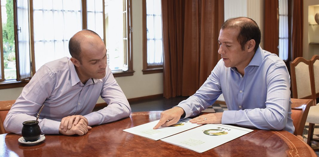 WEB-Gobernador-Omar-Gutierrez-junto-a-Esteban-Cimolai-ARCHIVO-_SIP4946-1068x528