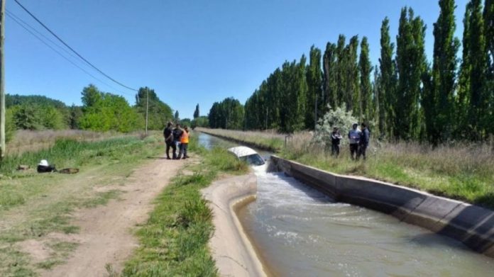 auto-cayó-a-canal-de-riego