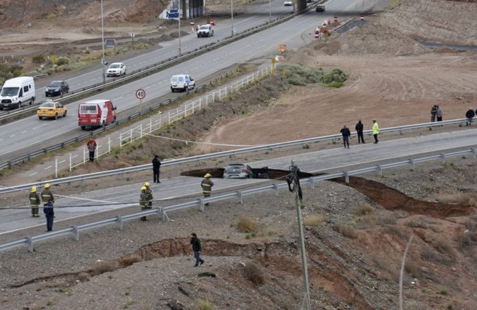 ag-nqn-Cedió-el-asfalto-en-el-acceso-a-la-autovía-norte-y-cayó-un-auto-salto-3