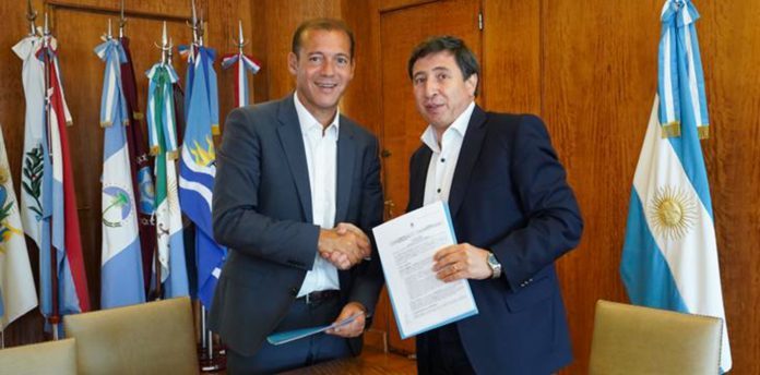 web-Omar-y-Arroyo-firman-convenio-1-696x344