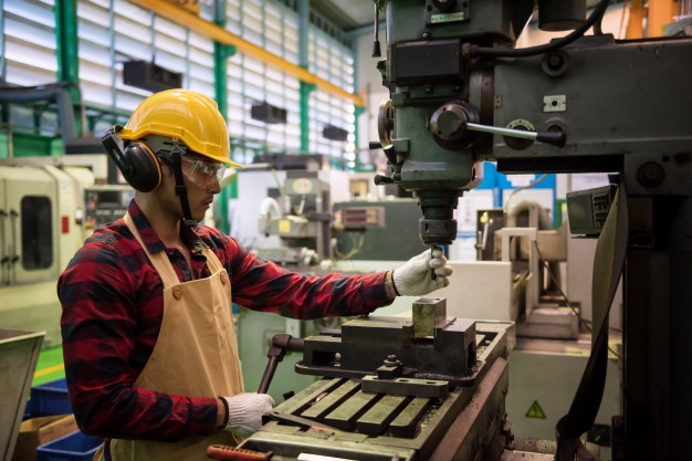 control-trabajador-fabrica-control-calidad-maquinaria_33842-2277