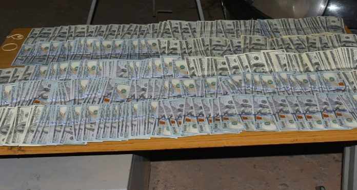 1685-Trasladaban-50.000-dolares-ocultos-en-un-vehiculo-1