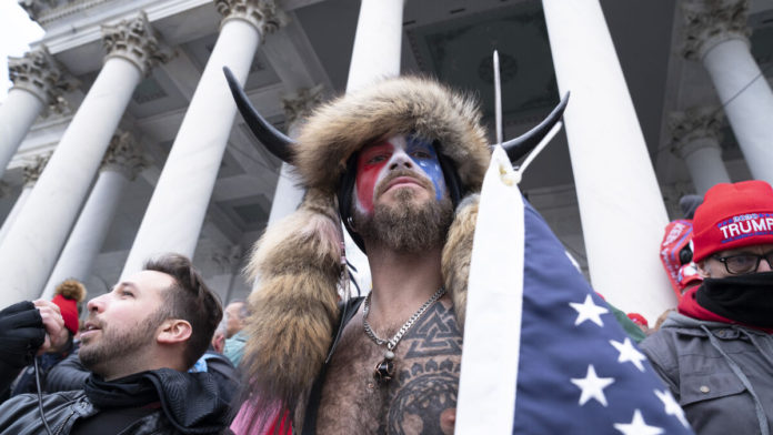 Qanon-disfrazado-presidio-Senado-EEUU_1426367357_16277670_1200x675